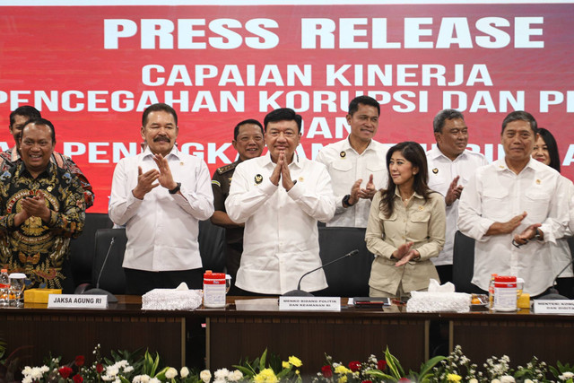 Konferensi Pers Jaksa Agung Burhanuddin bersama Menteri Koordinator Bidang Politik dan Keamanan Republik Indonesia (Menkopolkam RI) Budi Gunawan tentang capaian kinerja desk koordinasi pencegahan korupsi dan perbaikan tata kelola dan desk koordinasi. Foto: Iqbal Firdaus/kumparan