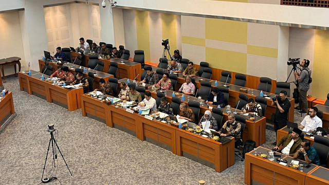 Rapat Panja BPIH bersama Dirjen PHU membahas biaya haji 2025 di DPR RI, Kamis (2/1). Foto: Haya Syahira/kumparan