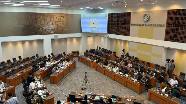 Rapat Panja BPIH bersama Dirjen PHU membahas biaya haji 2025 di DPR RI, Kamis (2/1). Foto: Haya Syahira/kumparan