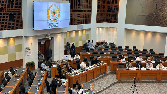 Rapat Panja BPIH bersama Dirjen PHU membahas biaya haji 2025 di DPR RI, Kamis (2/1). Foto: Haya Syahira/kumparan