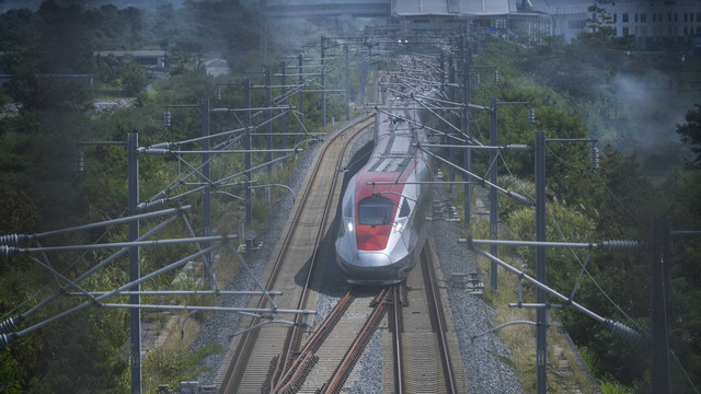 Kereta Cepat Jakarta Bandung berangkat dari Stasiun Tegalluar Summarecon menuju Stasiun Halim di Tegalluar Kabupaten Bandung, Jawa Barat, Kamis (2/1/2025).  Foto: ANTARA FOTO/Raisan Al Farisi