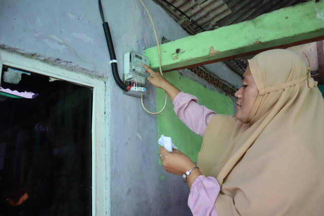 Warga saat melakukan pengisian token listrik. | Foto: Dok PLN UID Lampung