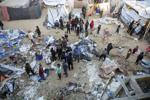 Warga Palestina memeriksa kerusakan di sebuah kamp tenda yang menampung para pengungsi usai serangan Israel terhadap kamp pengungsian sementara di Mawasi Khan Yunis di Jalur Gaza selatan, Kamis (2/1/2025). Foto: Hatem Khaled/REUTERS