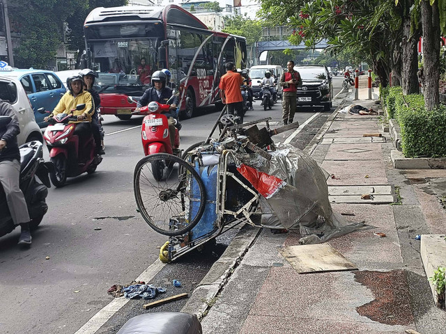 Kecelakaan beruntun antara mobil Honda CRV dengan sepeda motor Honda Vario dan becak di Jalan Basuki Rahmat, Kecamatan Tegalsari, Surabaya, Kamis (2/1/2024). Foto: Dok. Istimewa