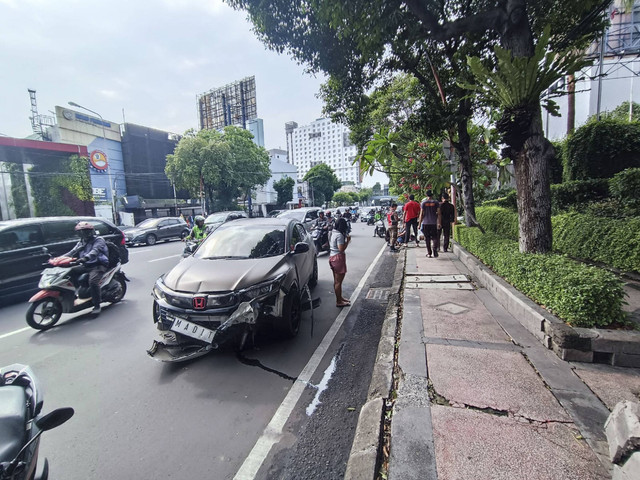 Kecelakaan beruntun antara mobil Honda CRV dengan sepeda motor Honda Vario dan becak di Jalan Basuki Rahmat, Kecamatan Tegalsari, Surabaya, Kamis (2/1/2024). Foto: Dok. Istimewa