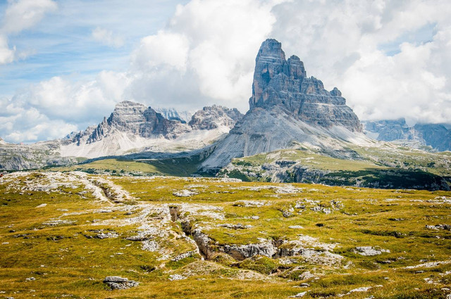 Ilustrasi sejarah gunung papandayan, foto: unsplash/Michal Kmeť