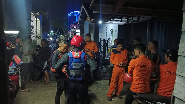 Tim SAR saat melakukan pencarian korban tenggelam di Sungai Landak. Foto: Dok. Istimewa