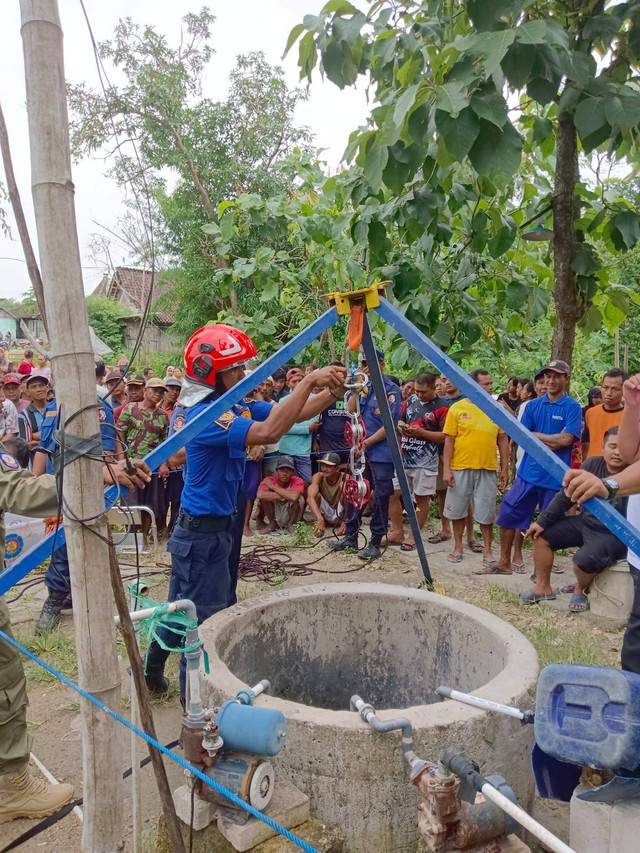 Petugas saat lakukan evakuasi korban tercebur di dalam sumur di Desa Nganti, Kecamatan Ngraho, Kabupaten Bojonegoro, Jawa Timur. Kamis (02/01/2025) (Aset: Istimewa)