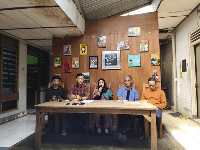 Pedagang Teras Malioboro 2 (TM 2) yang tergabung dalam Paguyuban Tri Dharma menggelar konferensi pers di LBH Yogya, Kamis (2/1/2025). Foto: Arfiansyah Panji Purnandaru/kumparan