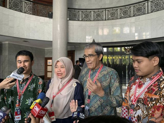 Bagian tim Pemohon perkara 62/PUU-XXII/2024, Titi Anggraini dan Hadar Nafis Gumay di MK, Jakarta, Kamis (2/1/2025). Foto: Luthfi Humam/kumparan