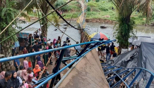 Suasana jembatan gantung usai putus yang berada di tempat wisata Sungai Malus, Kelurahan PEtanang, Kecamatan Lubuklinggau Utara 1, kota Lubuklinggau. Foto : Istimewa 