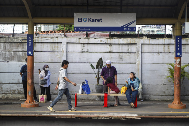 Penumpang menunggu kereta berhenti di Stasiun Karet, Jakarta, Kamis (2/1/2025). Foto: Iqbal Firdaus/kumparan