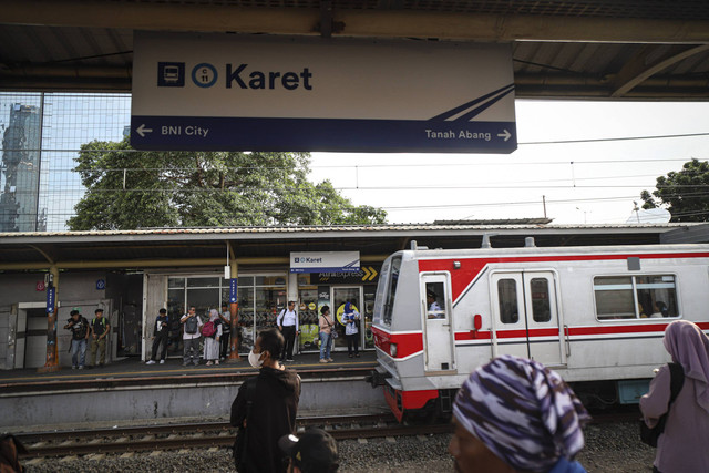 Penumpang menunggu kereta berhenti di Stasiun Karet, Jakarta, Kamis (2/1/2025). Foto: Iqbal Firdaus/kumparan