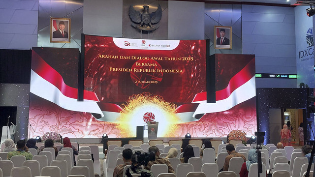 Kondisi Main Hall BEI untuk acara Arahan dan Dialog Awal Tahun 2025 bersama Presiden Republik Indonesia yang batal dihadiri Prabowo Subianto, Kamis (2/1/2025). Foto: Fariza Rizky Ananda/kumparan