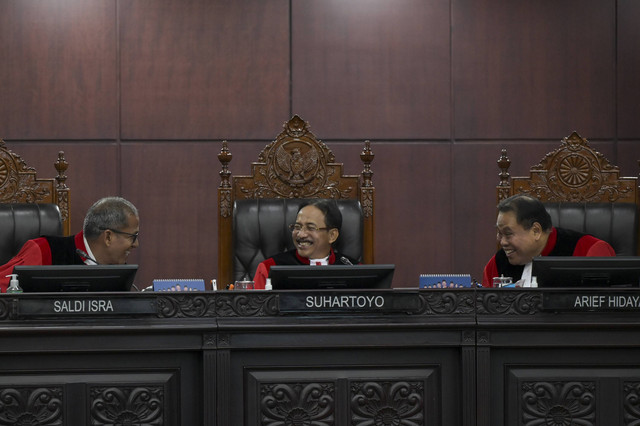 Ketua Mahkamah Konstitusi Suhartoyo (tengah) didampingi anggota Wakil Ketua MK Saldi Isra (kiri) dan Hakim Konstitusi Arief Hidayat (kanan) saat sidang putusan uji materi undang-undang di Gedung Mahkamah Konstitusi, Jakarta, Kamis (2/1/2025). Foto: Fauzan/ANTARA FOTO