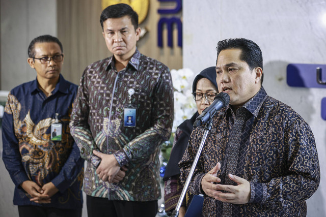 Menteri BUMN Erick Thohir (kanan) didampingi Dirut Citilink Dewa Kadek Rai (kiri) dan Dirut Garuda Indonesia Wamildan Tsani Panjaitan (tengah) saat menyampaikan keterangan pers di Kementerian BUMN, Jakarta, Kamis (2/1/2024).  Foto: Dhemas Reviyanto/ANTARA FOTO