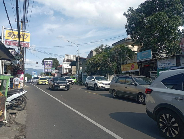 Lalu lintas terpantau ramai lancar siang ke sore di Kawasan Puncak, Jawa Barat, Kamis (2/1/2025) dok kumparan