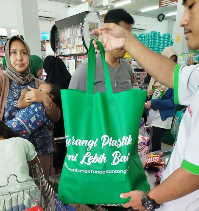 Satu di antara supermarket di Pontianak sudah tidak lagi menggunakan kantong plastik. Foto: Dok. Dinas LHK Pontianak