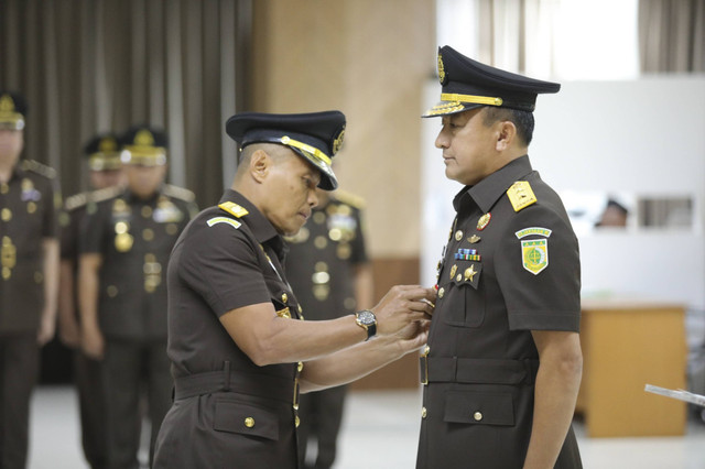 Jaksa Agung Muda Pidana Militer (JAMPidmil) Mayjen TNI Dr. M. Ali Ridho melantik Kolonel Cpm Andi Suci Agustiansyah sebagai Direktur Penindakan JAMPidmil Kejagung di Gedung Menara Kartika Adhyaksa Kejagung, Kamis (2/1/2025).  Foto: Dok. Kejagung RI