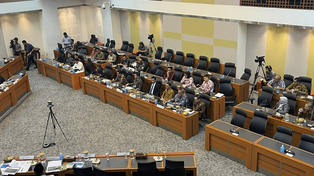 Panja BPIH DPR RI rapat bersama direksi Citilink, Garuda Indonesia, Lion Group, dan Saudi Airlines, Kamis (2/1/2024). Foto: Haya Syahira/kumparan