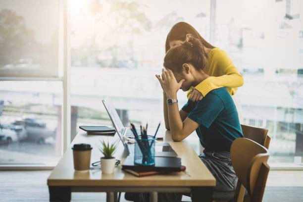 Menjaga kesehatan mental (sumber: https://www.istockphoto.com/id/foto/rekan-kerja-menghibur-wanita-yang-stres-dan-putus-asa-di-kantor-gm1403085462-455768656?searchscope=image%2Cfilm)