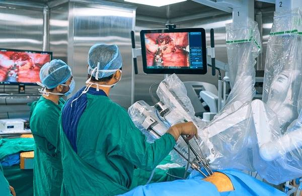 Proses operasi dengan bantuan robot bedah Da Vinci XI (https://www.shutterstock.com/image-photo/surgeons-perform-surgery-using-robot-2200671275/edit?tool=bgremover&chatId=6dc347c858744fc4aed49d0a0e7e691d)