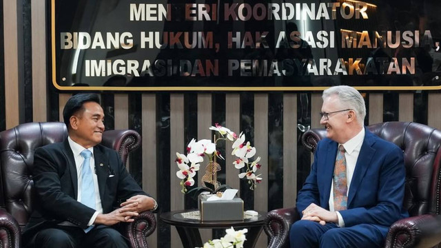 Yusril Ihza Mahendra (kiri) bersama dengan Tony Burke selaku Mendagri Australia (Sumber: Instagram @yusrilihzamhd)