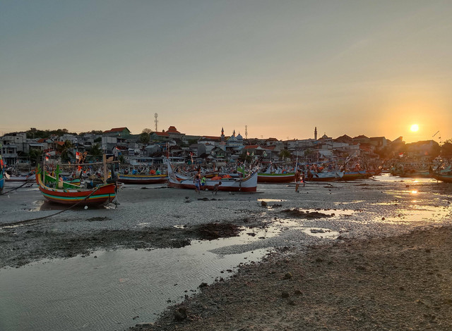 Sekumpulan perahu nelayan pada sore hari di pesisir laut Kecamatan Paciran, Kabupaten Lamongan, Jawa Timur. Kredit foto : Farel (Sumber : Dokumentasi Pribadi)