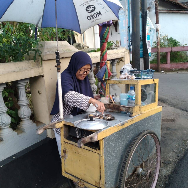 potret ibu Sulastri saat berjualan. Source: Pribadi