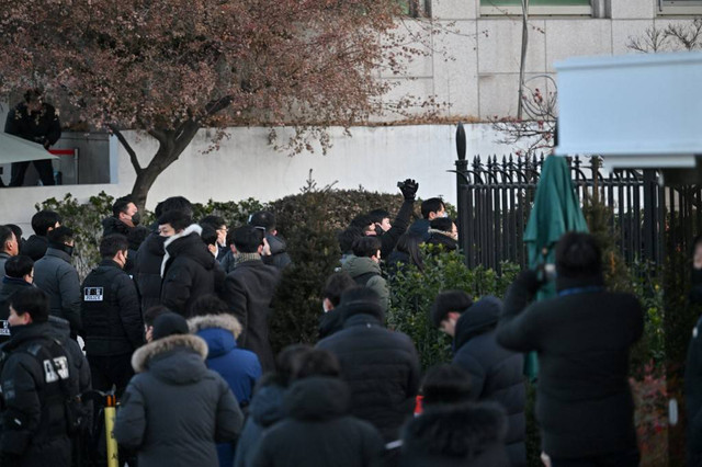 Polisi dan Penyidik Anti Korupsi Korea Selatan di kediaman presiden Yoon Suk Yeol yang sudah dimakzulkan, Jumat (3/1) Foto: Jung Yeon-je / AFP