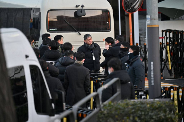 Polisi dan Penyidik Anti Korupsi Korea Selatan di kediaman presiden Yoon Suk Yeol yang sudah dimakzulkan, Jumat (3/1). Foto: Jung Yeon-je / AFP