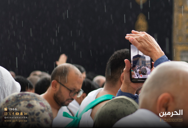 Hujan di Masjidil Haram, Makkah,Arab Saudi pada musim dingin Desember 2024. Foto: Dok. AlharamainSA