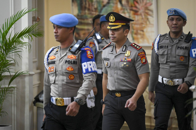 Petugas Propam Polri menggiring eks Kasubdit 3 Ditresnarkoba Polda Metro Jaya AKBP Malvino Edward Yusticia (tengah) berjalan usai menjalani sidang etik di Gedung TNCC Mabes Polri, Jakarta, Kamis (2/1/2025). Foto: Muhammad Ramdan/ANTARA FOTO