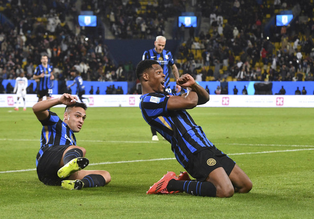 Pemain Inter Milan Denzel Dumfries berselebrasi bersama rekan setimnya usai mencetak gol ke gawang Atalanta saat pertandingan Italian Super Cup di Al Awwal Park, Riyadh, Arab Saudi, Kamis (2/1/2025). Foto: Jennifer Lorenzini/REUTERS