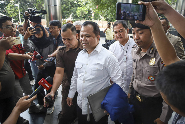 Mantan Direktur Jenderal (Dirjen) Imigrasi, Ronny Franky Sompie tiba di kantor Komisi Pemberantasan Korupsi (KPK), Jakarta, Jumat (3/1/2025). Foto: Iqbal Firdaus/kumparan