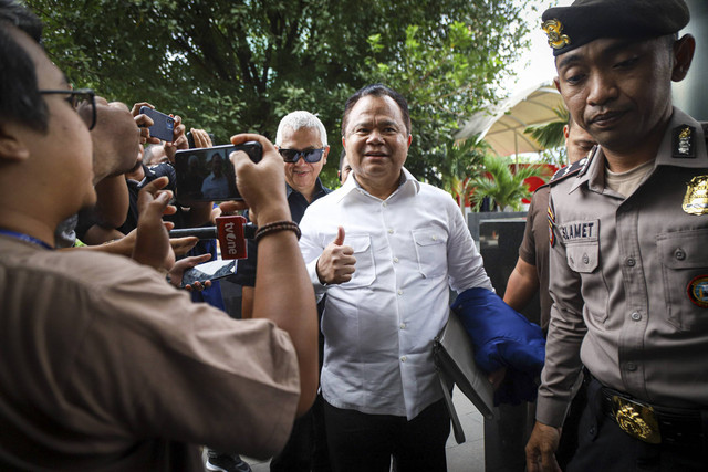 Mantan Direktur Jenderal (Dirjen) Imigrasi, Ronny Franky Sompie tiba di kantor Komisi Pemberantasan Korupsi (KPK), Jakarta, Jumat (3/1/2025). Foto: Iqbal Firdaus/kumparan