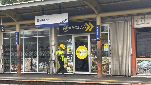 Suasana di Stasiun Karet. Foto: Ave Airiza Gunanto/kumparan