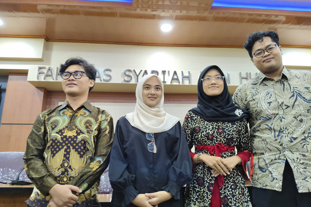 Empat mahasiswa Fakultas Syariah dan Hukum UIN Sunan Kalijaga Yogyakarta penggugat presidential threshold di MK (dari kiri ke kanan) Rizki Maulana Syafei, Tsalis Khoirul Fatna, Enika Maya Octavia, dan Faisal Nasirul Haq. Foto: Arfiansyah Panji Purnandaru/kumparan