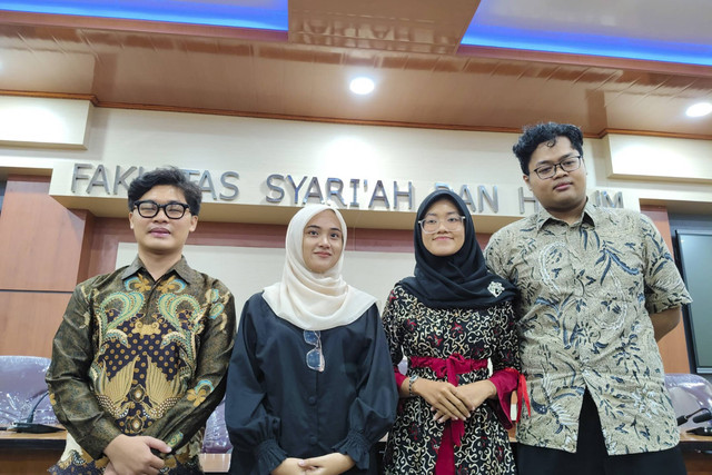 Empat mahasiswa Fakultas Syariah dan Hukum UIN Sunan Kalijaga Yogyakarta penggugat presidential threshold di MK (dari kiri ke kanan) Rizki Maulana Syafei, Tsalis Khoirul Fatna, Enika Maya Octavia, dan Faisal Nasirul Haq. Foto: Arfiansyah Panji Purnandaru/kumparan