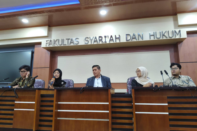 Empat mahasiswa Fakultas Syariah dan Hukum UIN Sunan Kalijaga Yogyakarta penggugat presidential threshold di MK (dari kiri ke kanan) Rizki Maulana Syafei, Tsalis Khoirul Fatna, Enika Maya Octavia, dan Faisal Nasirul Haq. Foto: Arfiansyah Panji Purnandaru/kumparan