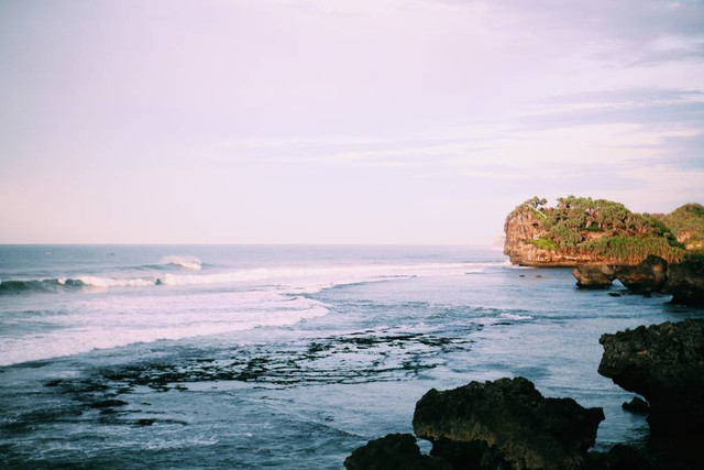 Pantai Ngrumput dari atas bukit Kosakora ( Sumber : Dokumentasi Pribadi )