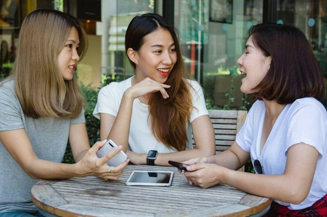 https://img.freepik.com/free-photo/cheerful-asian-young-women-sitting-cafe-drinking-coffee-with-friends-talking-together_7861-841.jpg?t=st=1735880564~exp=1735884164~hmac=b91dca5a3969b6903a96c1d8493ca7621ef8164c16bbe02308d500ba56a42876&w=740