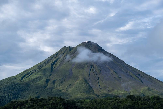 Ilustrasi Sejarah Gunung Lokon, Freepik/Wirestock