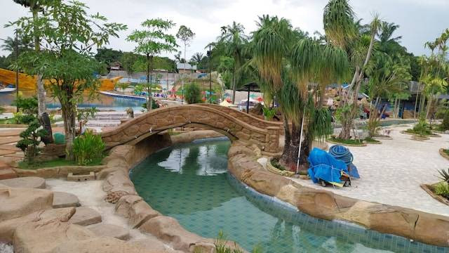 Apakah di Tropikana Waterpark Depok Boleh Membawa Makanan. Foto hanya ilustrasi, bukan tempat sebenarnya. Sumber: Unsplash/Edwin Petrus