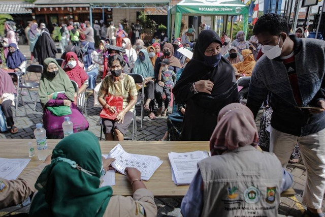 Petugas melakukan verfikasi berkas kepada warga untuk mendapatkan bantuan sosial di Periuk, Kota Tangerang, Banten, Sabtu (26/2/2022).  Foto: Fauzan/ANTARA FOTO