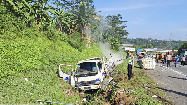 Tabrakan beruntun bus, mobil, dan truk di Tol Bawen, Semarang. Foto: Dok. Istimewa