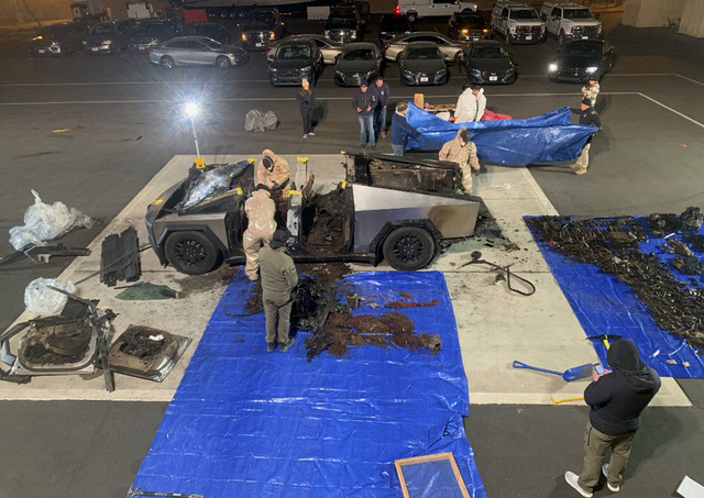 Petugas kepolisian melakukan identifikasi kendaraan Tesla Cybertruck yang meledak di Las Vegas, Nevada, Amerika Serikat, Kamis (2/1/2025). Foto: LVMPD/ via Reuters