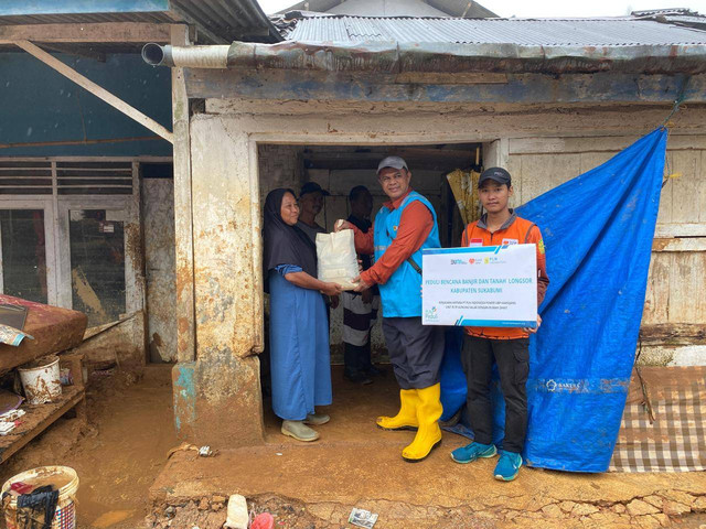 PLTP Gunung Salak dan Rumah Zakat Menyalurkan Bantuan Bencana Banjir dan Longsor.