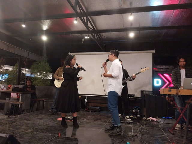 Zaliqa Rifya dan Galih Wahyudi menyanyikan lagu 'Ibu' secara live di Aming Coffee Podomoro pada Kamis, 2 Januari 2025. Foto: Alycia Tracy Nabila/Hi!Pontianak