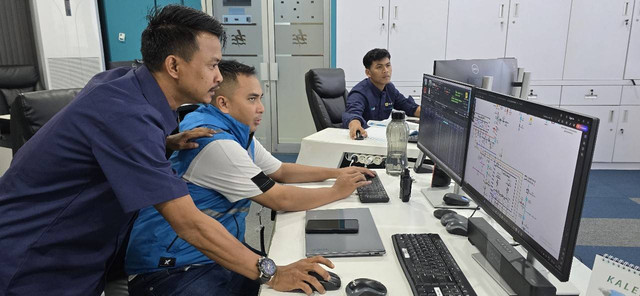 Petugas PLN UP2D Kalimantan Barat memonitor secara real time beban kelistrikan yang tersebar di seluruh Kalimantan Barat untuk memastikan keamanan pasokan listrik Tahun Baru 2025. Foto: Dok. PLN Kalbar